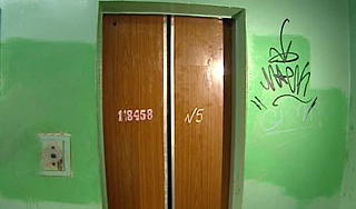 Кабина лифта раздавила коляску с ребенком Кабина лифта раздавила коляску с ребенком