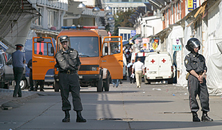 Торговцы делили улицу с помощью оружия Торговцы делили улицу с помощью оружия