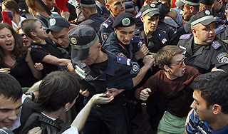 Студенты подрались со спецназом в Киеве Студенты подрались со спецназом в Киеве