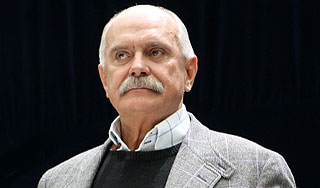 Михалков ответил на критику Меньшова Михалков ответил на критику Меньшова