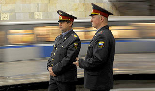 Пьяница избил полицейского в метро Пьяница избил полицейского в метро