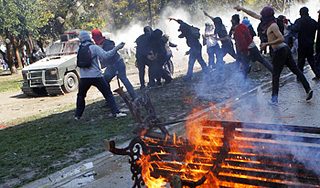 В Болгарии пойманы десятки погромщиков В Болгарии пойманы десятки погромщиков