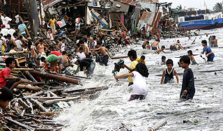 Тайфун из Филиппин сеет хаос в Гонконге Тайфун из Филиппин сеет хаос в Гонконге