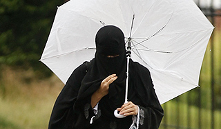 Полицейского избили из-за женской паранджи Полицейского избили из-за женской паранджи