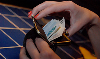 Завтра в России вырастут зарплаты Завтра в России вырастут зарплаты