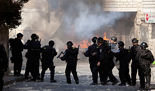 Поджог мечети поднял волну насилия Поджог мечети поднял волну насилия