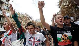 Цыгане закидали камнями болгарскую cемью Цыгане закидали камнями болгарскую cемью