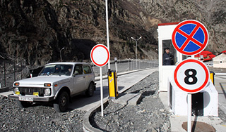 Южная Осетия закрывает границу для россиян Южная Осетия закрывает границу для россиян