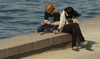 Две девушки ограбили полицейского в Москве Две девушки ограбили полицейского в Москве