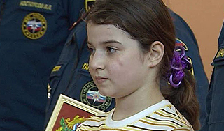 Пятиклассницу наградили за героизм Пятиклассницу наградили за героизм