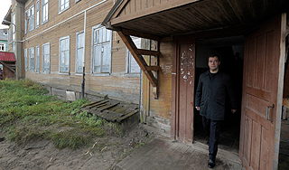 Медведев зашел в бараки Нарьян-Мара Медведев зашел в бараки Нарьян-Мара