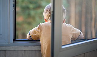 Школьник написал "прости" и прыгнул из окна Школьник написал "прости" и прыгнул из окна