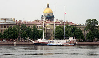 Шторм быстро поднимает уровень воды в Неве Шторм быстро поднимает уровень воды в Неве