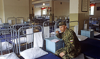 Российских военных выселяют из казарм Российских военных выселяют из казарм