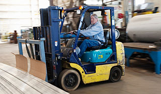 Мужчина на погрузчике гонялся по кладбищу Мужчина на погрузчике гонялся по кладбищу