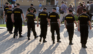 Белорусам запретили стоять и молчать Белорусам запретили стоять и молчать