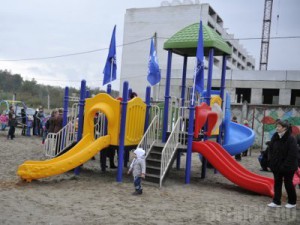В бежицком микрорайоне «Мексика» открыли детскую площадку