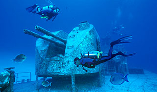 Водолазы взорвали затонувшее судно Водолазы взорвали затонувшее судно