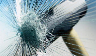 Воры с кувалдой вынесли из банка 25 млн Воры с кувалдой вынесли из банка 25 млн