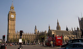 В Лондоне падает знаменитый Биг-Бен В Лондоне падает знаменитый Биг-Бен