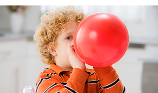 Детям в Европе запретили надувать шарики Детям в Европе запретили надувать шарики