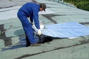 В детской областной больнице начали латать крышу