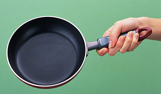 Девушка отбилась от ухажера сковородой Девушка отбилась от ухажера сковородой