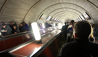 Подростка зажало эскалатором в метро Подростка зажало эскалатором в метро