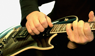 Известный гитарный мастер погиб за работой Известный гитарный мастер погиб за работой