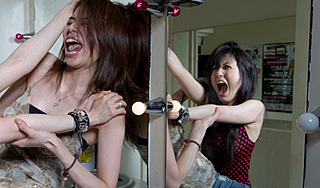 Девушки устроили массовую драку за парня Девушки устроили массовую драку за парня