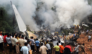 В крушении самолета выжили четыре человека В крушении самолета выжили четыре человека