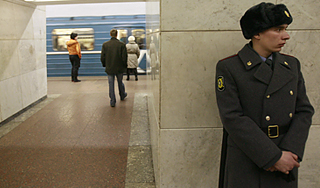 Пассажир метро сломал скулу полицейскому Пассажир метро сломал скулу полицейскому