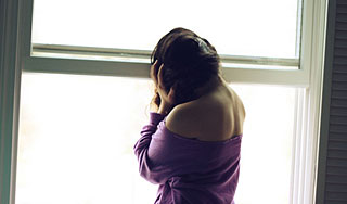 Девочка выкинула больного брата в окно Девочка выкинула больного брата в окно