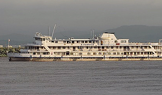 Tеплоход с пассажирами сел на мель на Амуре Tеплоход с пассажирами сел на мель на Амуре