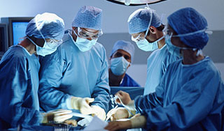 Медики спасают обожженных в клубе Gold Медики спасают обожженных в клубе Gold