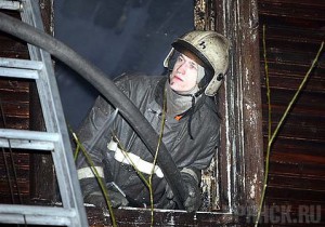 Пожарные обнаружили в задымленном доме два трупа