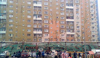 Cтроительные леса завалили рабочих Cтроительные леса завалили рабочих