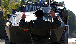 Против военных НАТО встал живой щит Против военных НАТО встал живой щит