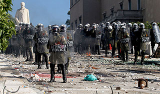 В афинских беспорядках погиб человек В афинских беспорядках погиб человек