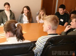 Депутаты горсовета и молодежь подискутировали на тему патриотизма