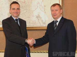 Дело Симоненко: «губернатор в доле» Директор ООО "Финансовый маркетинг" Сева Баренц и губернатор Брянской области Николай Денин после подписания соглашения