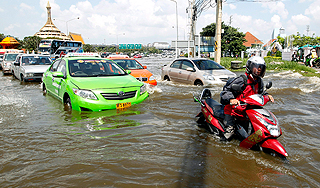 Тысячи тайцев бегут из Бангкока в Паттайю Тысячи тайцев бегут из Бангкока в Паттайю