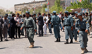 Чиновник с крыши обстрелял демонстрантов Чиновник с крыши обстрелял демонстрантов