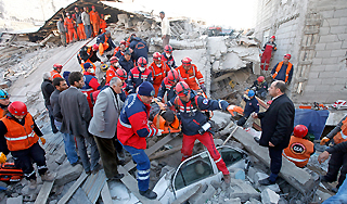 Под завалами ищут сотни выживших турков Под завалами ищут сотни выживших турков