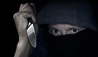 Псих порезал людей на улице под Петербургом Псих порезал людей на улице под Петербургом