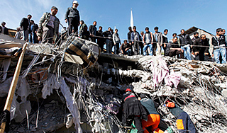 Под руинами в Турции нашли живого грудничка Под руинами в Турции нашли живого грудничка