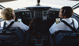 Трещину в самолете заклеили скотчем Трещину в самолете заклеили скотчем