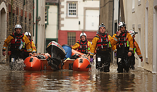 Жители Дублина гибнут в наводнении Жители Дублина гибнут в наводнении