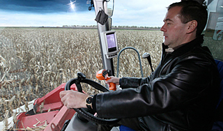 Медведев и Путин поработали комбайнерами Медведев и Путин поработали комбайнерами