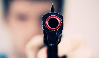 Москвич на вечеринке застрелил подругу Москвич на вечеринке застрелил подругу